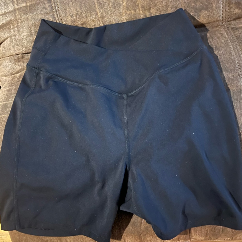 HALARA Black High-Rise Scrunch Bike Shorts - Picture 3 of 5